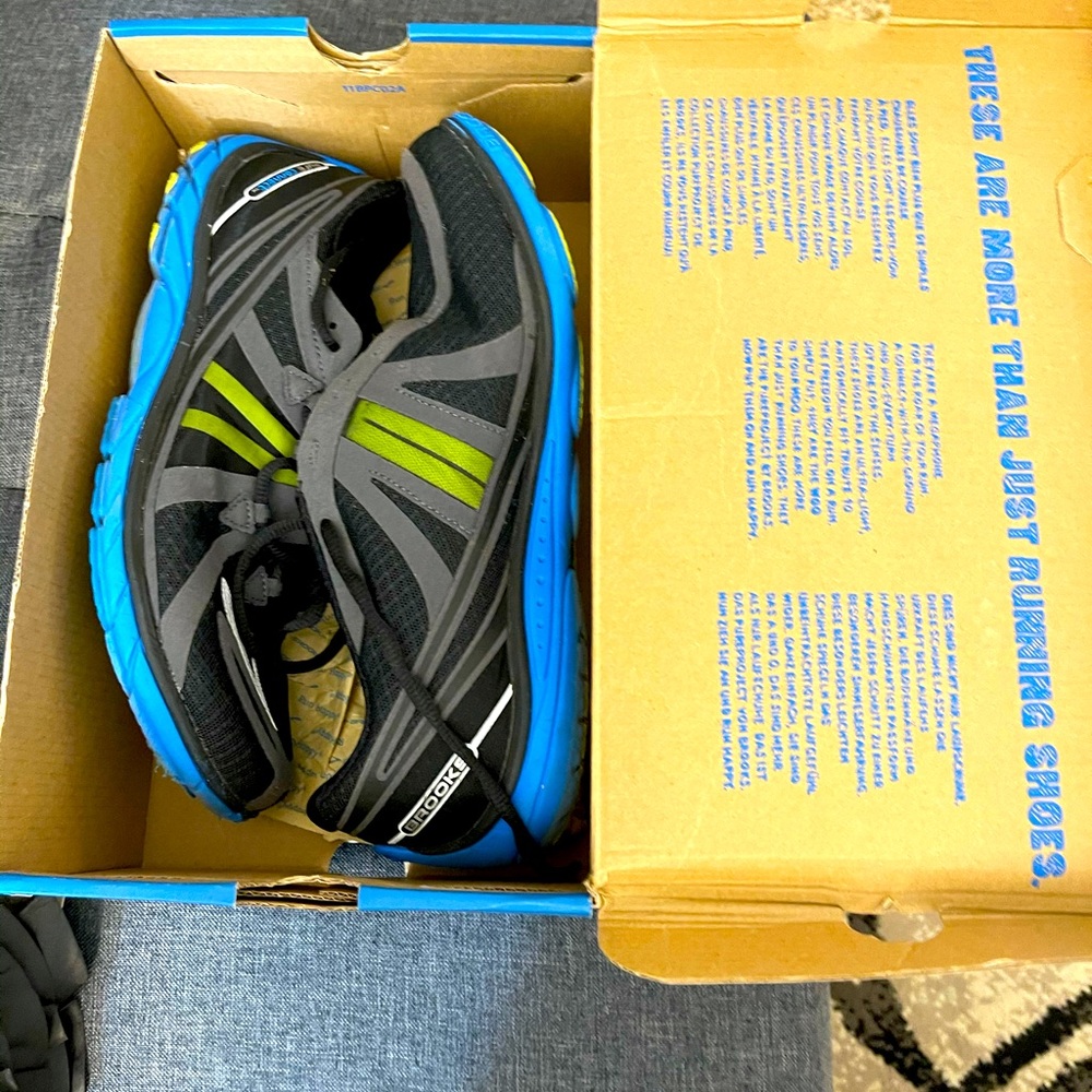Men’s running sneakers